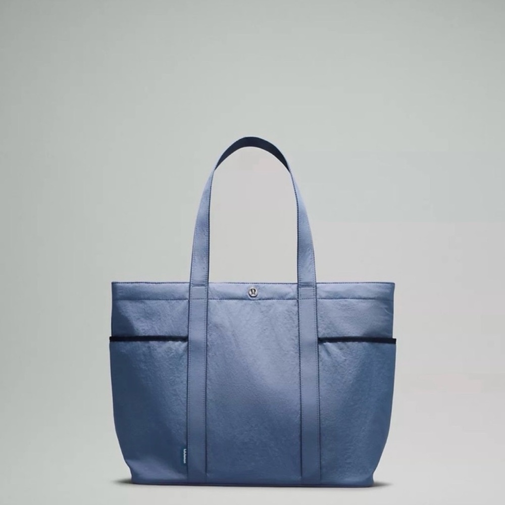 Lululemon daily multi pocket tote